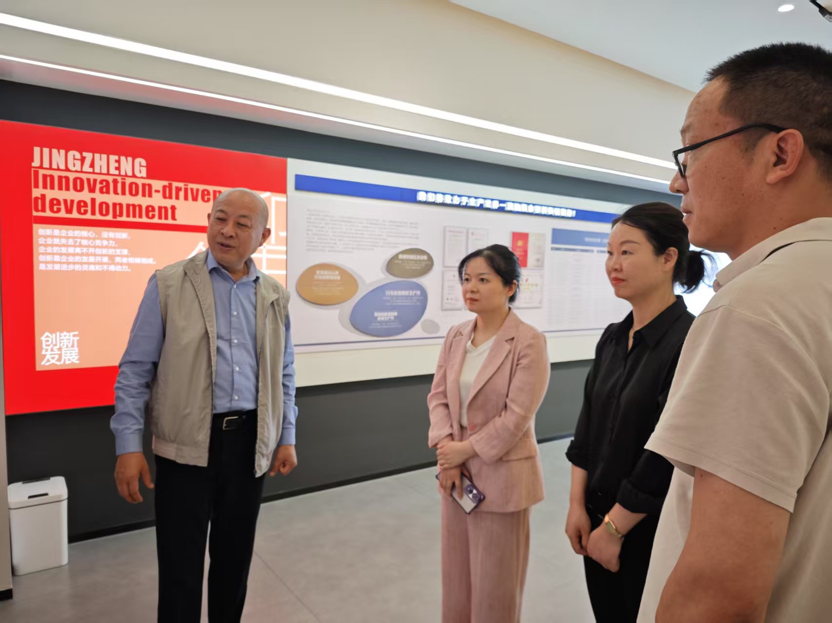 黄副区长来荣耀体育(中国)走访视察